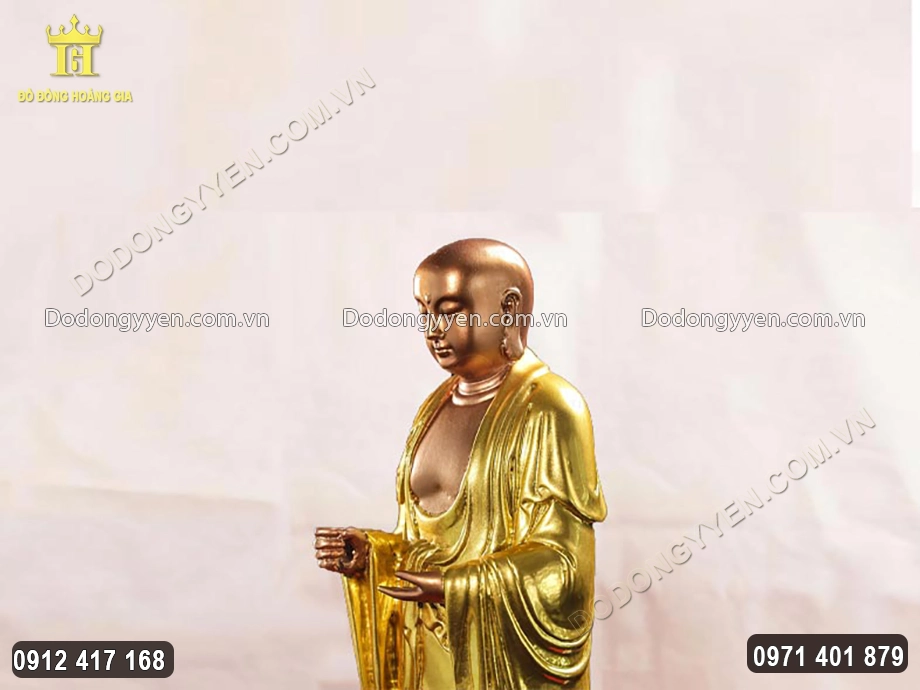 Gương mặt Ngài được chạm khắc tròn đầy với nhiều tướng tốt